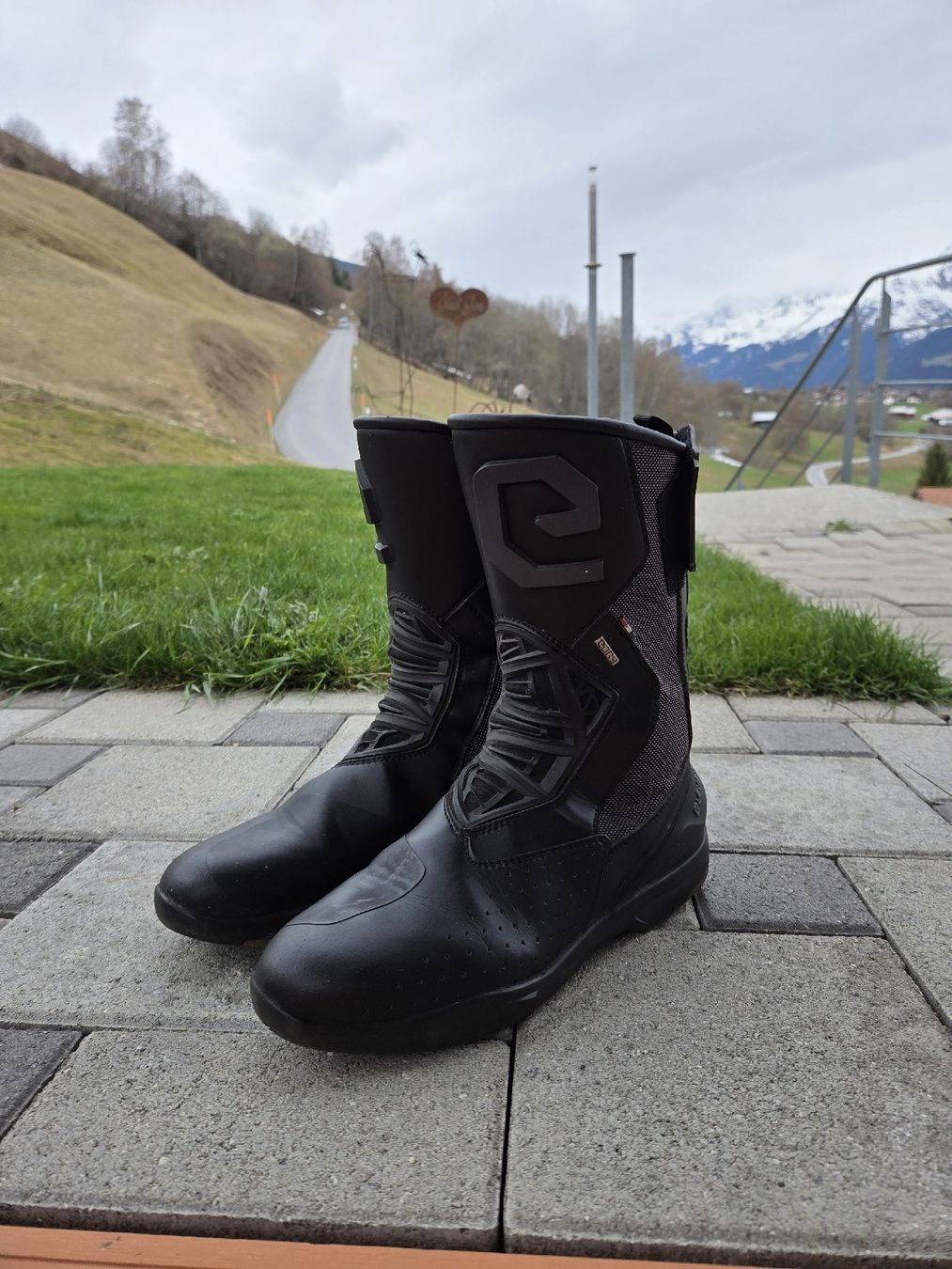 Scarpe da donna: Eleveit Motorradstiefel Gr 41 - Neuwertig – Nuovo (secondo la descrizione) da Obersaxen venduto da kaya040