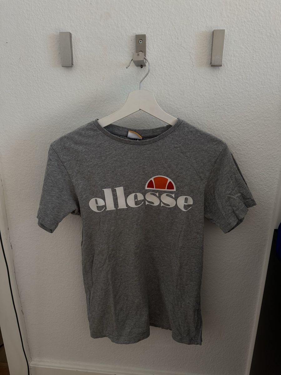 Ellesse T-shirt: Ellesse T-Shirt Grau – Usato da Zürich venduto da val_99cm