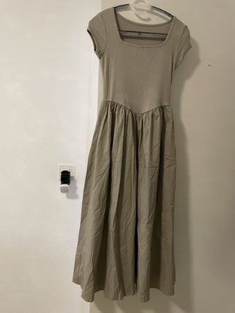 Sommerliches Kleid in Khaki, Grösse S, leicht und luftig