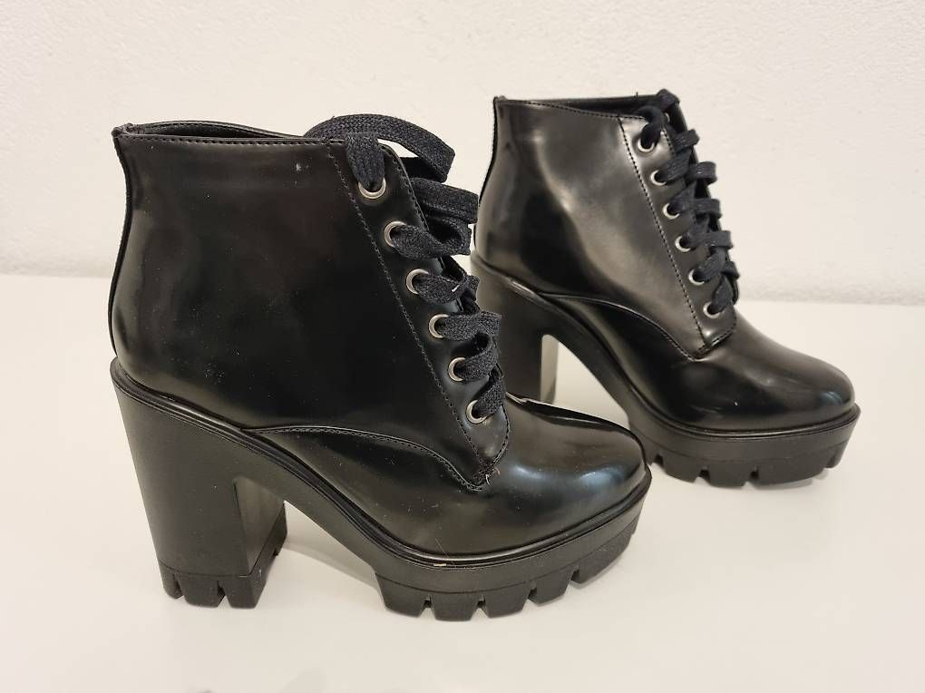 Scarpe da donna: Bottines en vinyle – Usato da Gland venduto da Khazmur1