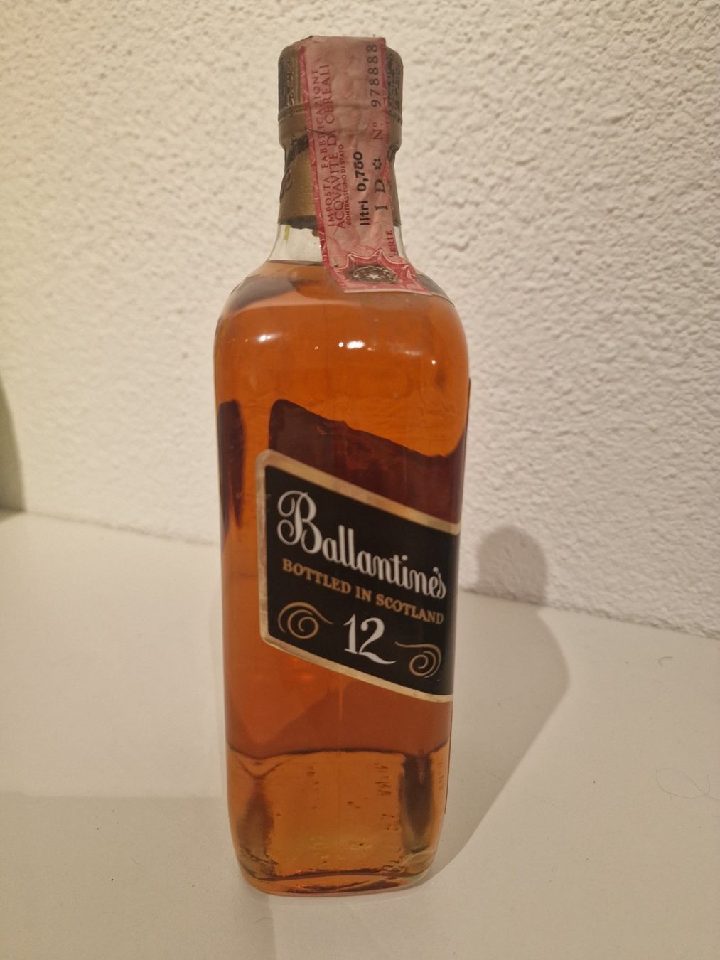 Ballantines Spiritueux: Ballantines 12J Distilled 1970er Jahre – Neuf avec emballage d'origine à St. Margrethen SG par Goldig 1