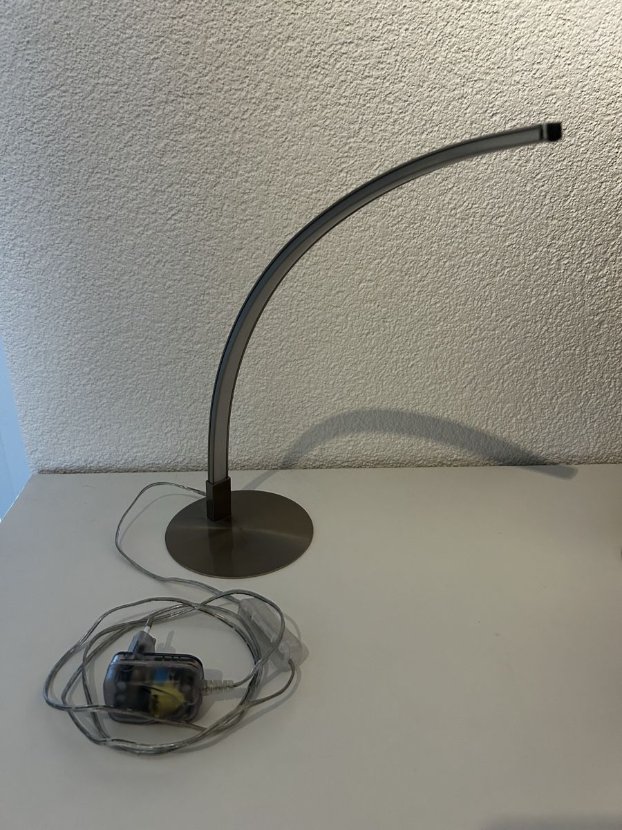 Lampen: Moderne LED Tischlampe gebogen Metall – Gebraucht aus Utzenstorf von Microsaft 1