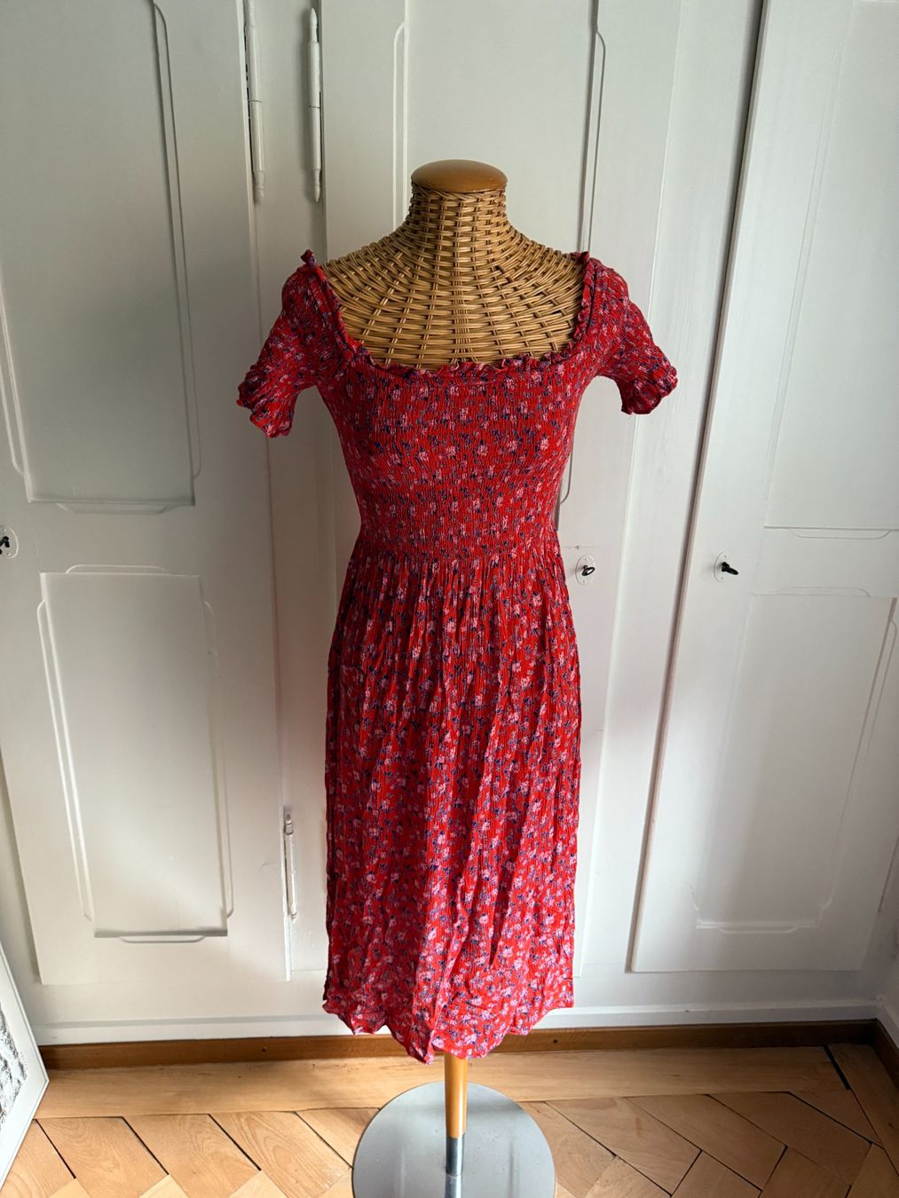 Vestiti: Kleid rot mit Streublumen - S – Usato da Zürich venduto da Diazaio