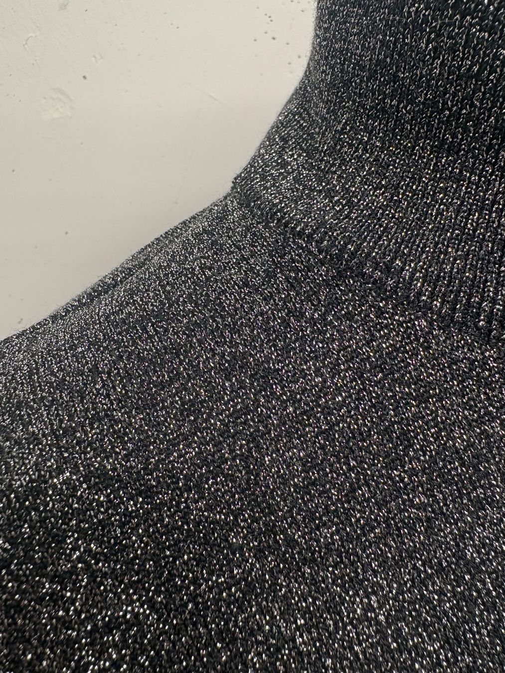 Escada Pulls & Sweat-shirts: Escada Rollkragenpullover glitzernd schwarz Gr. 38/40 – Neuf (Voir description) à Regensdorf par sec_l5cr 2