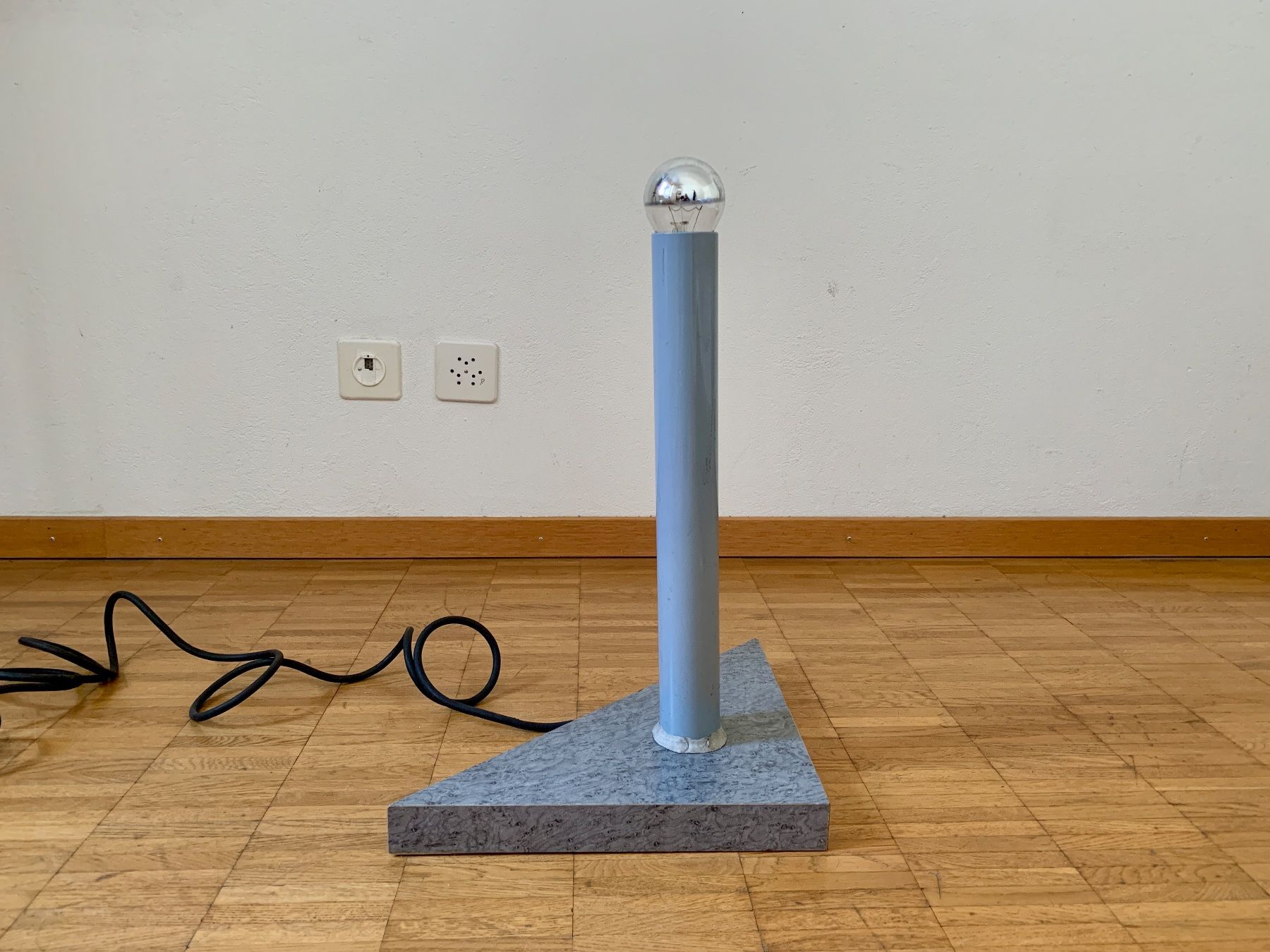 Lampen: Grafische Tischlampe / Bodenlampe – Gebraucht aus Zürich von Les_Zurichois