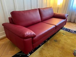 Echtledersofa 3-Sitzer mit Armlehnen, gratis 2 Ledersessel