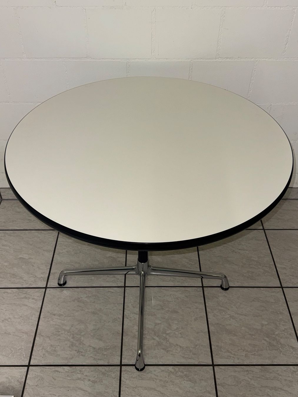 Vitra Tavoli: CHARLES & RAY EAMES, Vitra runder Tisch Durchmesser 90cm – Usato da Kaiseraugst venduto da Drasa 2