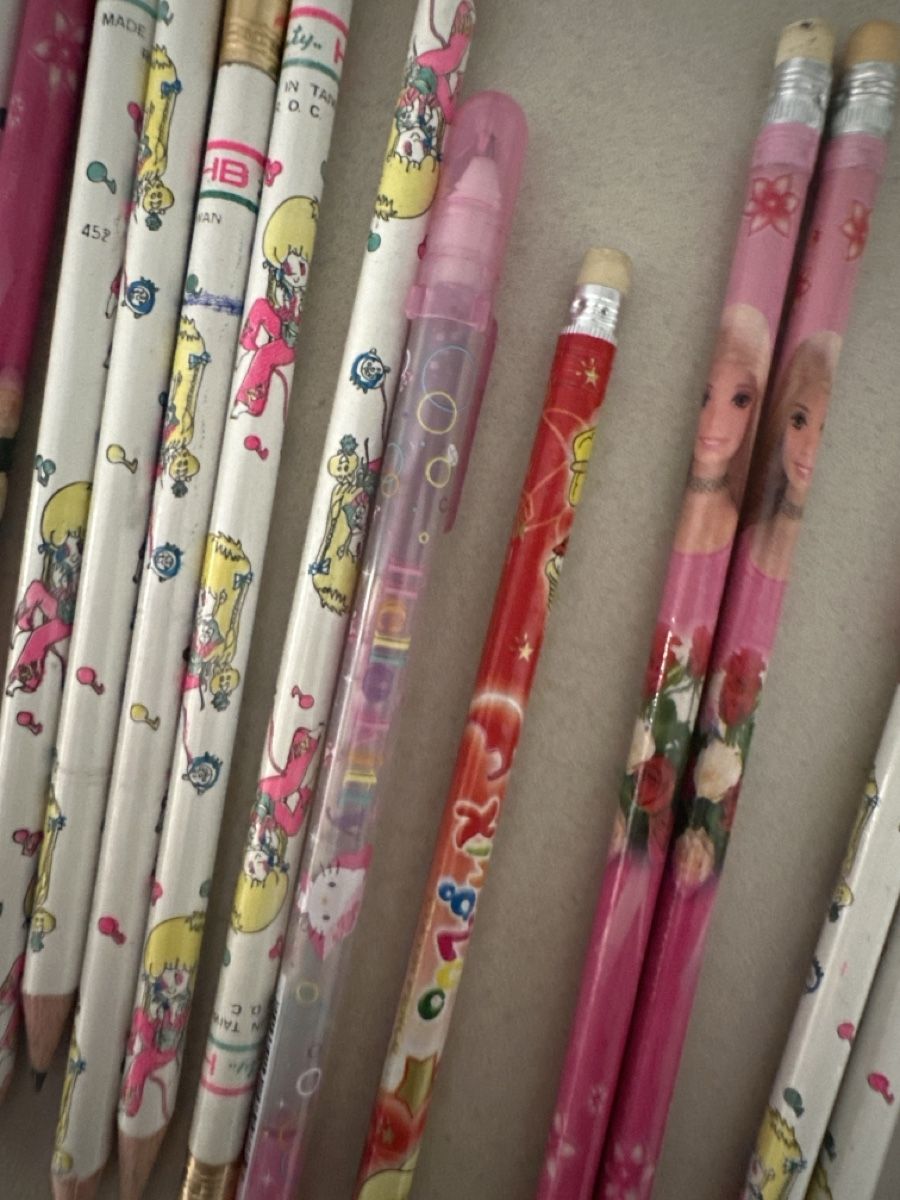 Matite, matite colorate & gessi: Lot de crayon de papier dont Barbie et Hello Kitty – Usato da Montreux venduto da canori 1