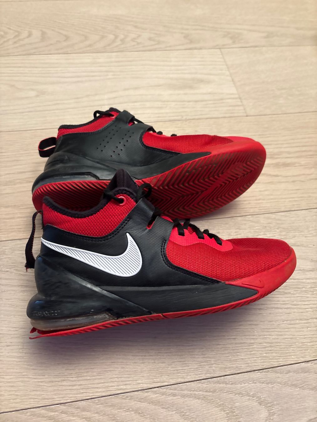 Herrenschuhe: Baskets Nike rouges et noires, taille 41 – Gebraucht aus Vessy von lio_v8zn 1