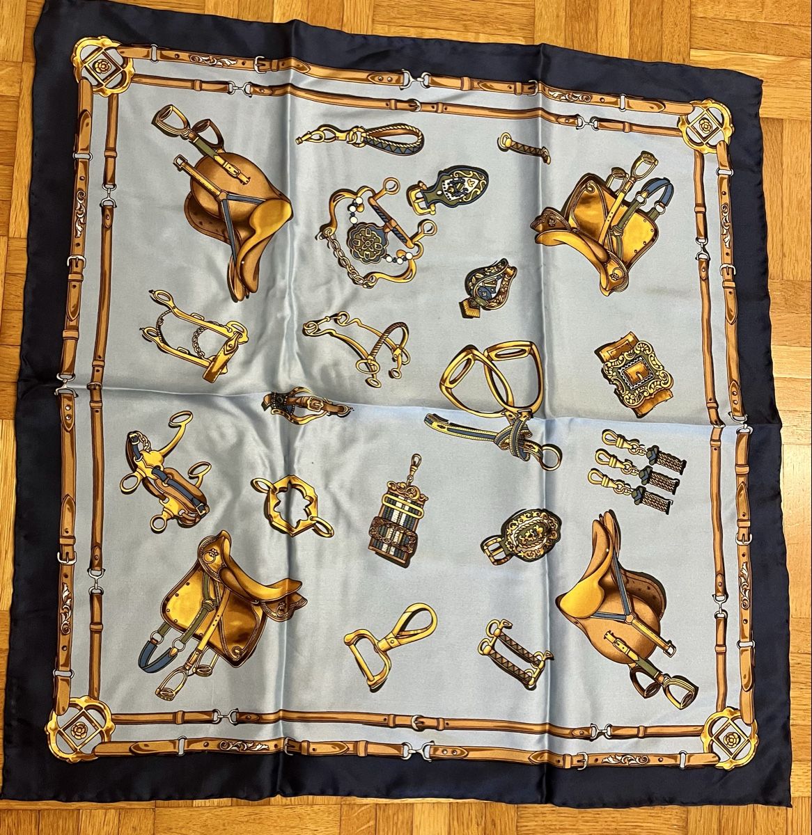 Codello Foulard & Sciarpe: Edles Seidentuch von Codello, neuwertig, blaues Design – Usato da Rapperswil SG venduto da funk3