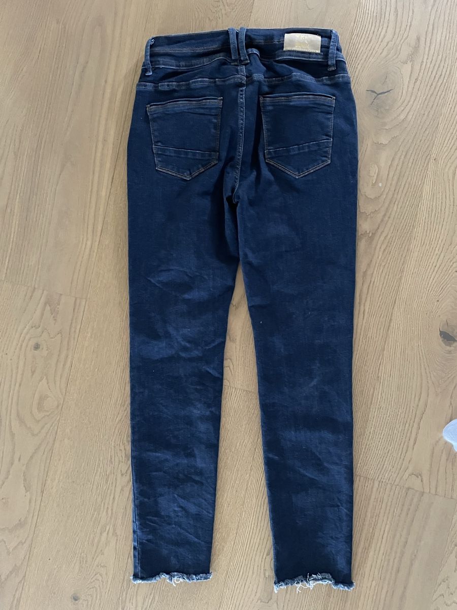 Jeans: Dunkelblaue Jeans mit Fransen, Grösse 40 – Gebraucht aus Gümligen von ani_c7v6 1