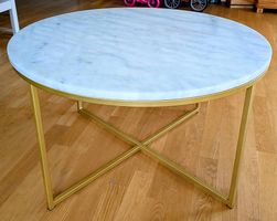 Couchtisch mit heller Marmorplatte