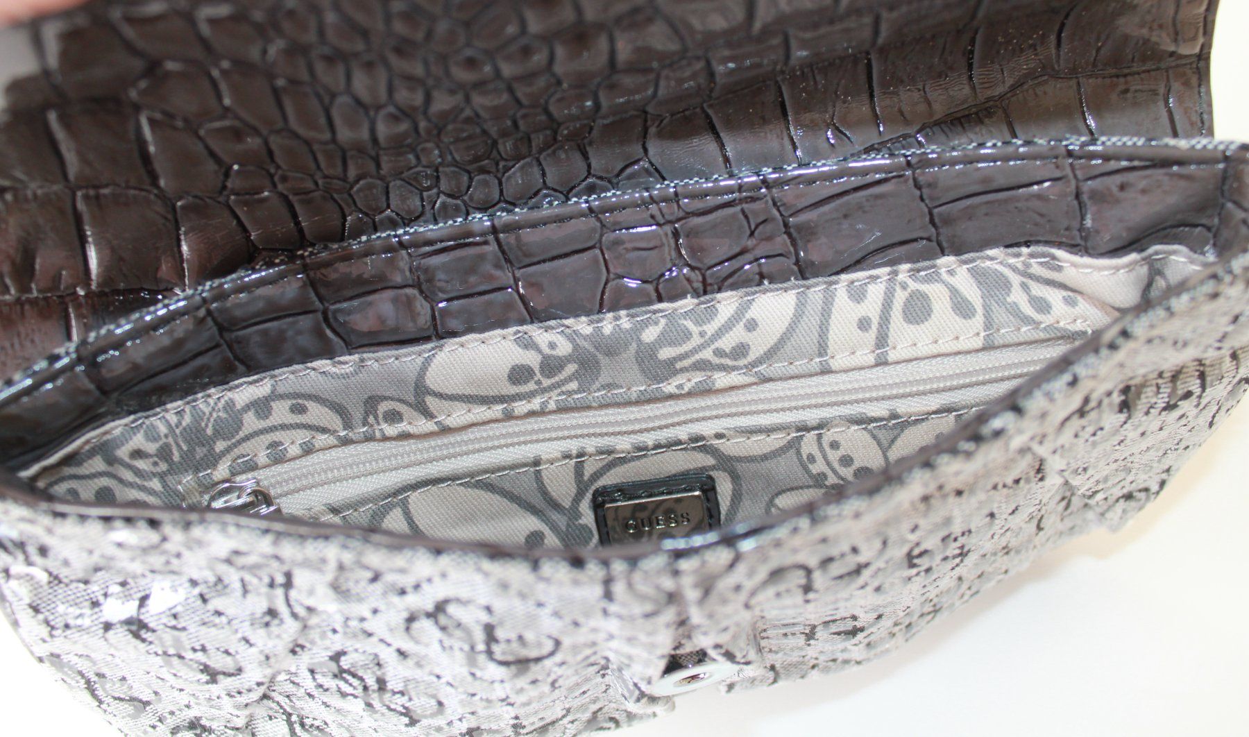 Guess Taschen für Damen: Sac à main / Pochette  Guess    NEU! – Neu und originalverpackt aus Peseux von Gilloss 2