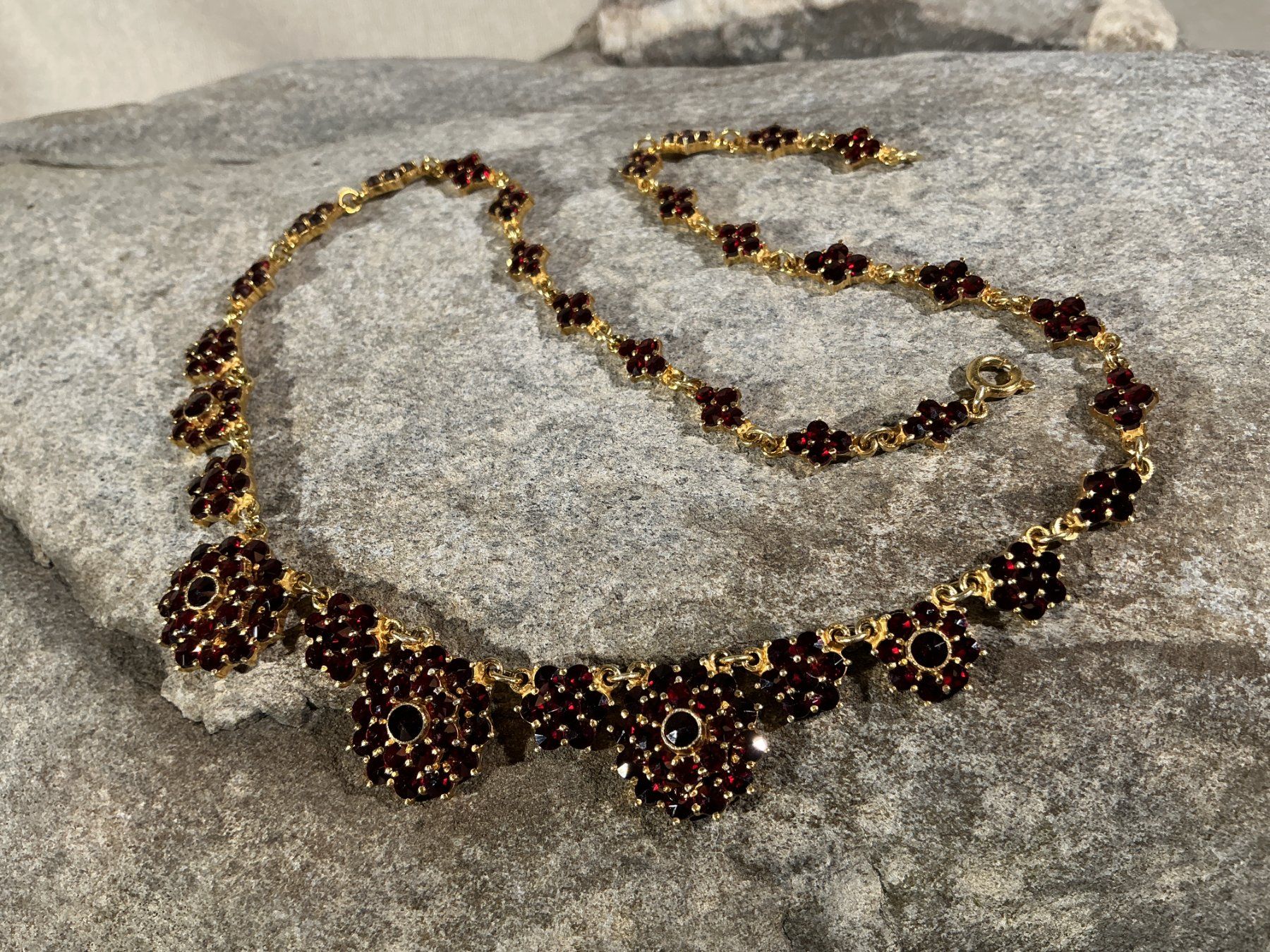 Catenine: BÖHMISCHER GRANATSCHMUCK Halskette – Nuovo (secondo la descrizione) da Richterswil venduto da Restwert_Richterswil 1