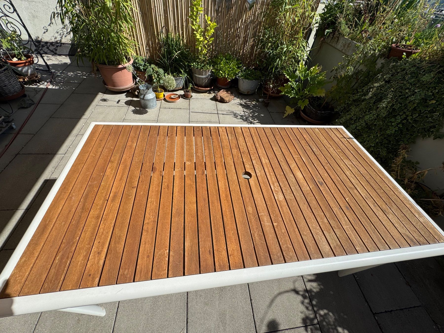 Gartentisch Holztisch mit Loch für Sonnenschirm (Gebraucht) in Hitzkirch für CHF 30 – nur Abholung auf Ricardo kaufen