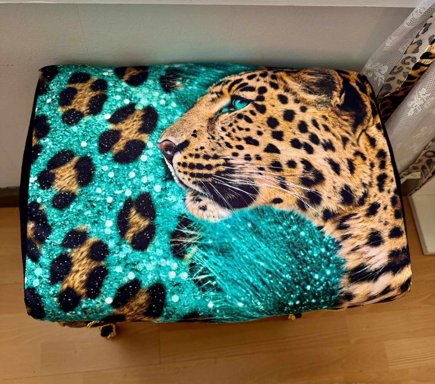 Hocker: Sitzhocker  "Leo"  einzigartig Unikat – Gebraucht aus Niederurnen von Chanel40 4