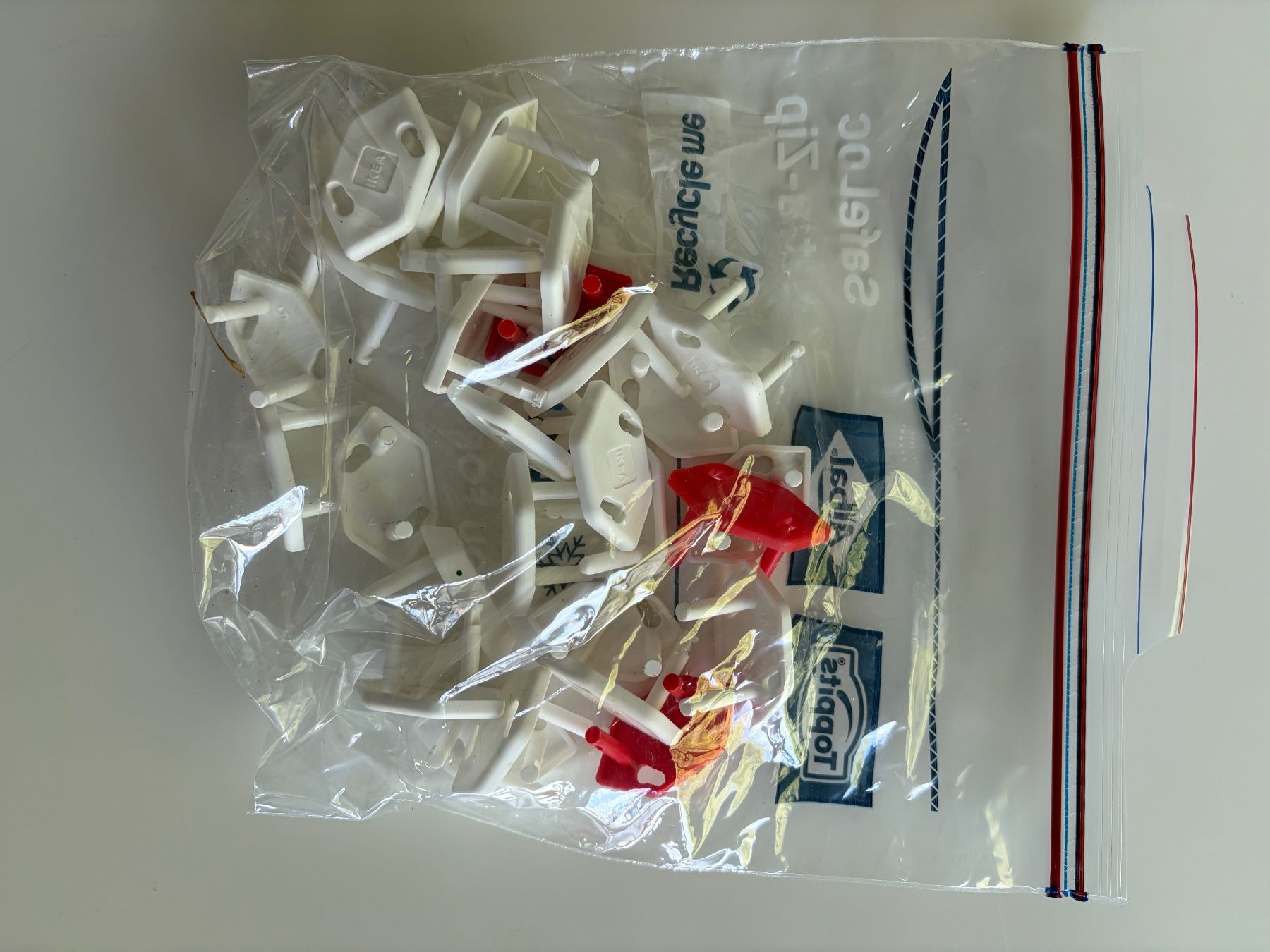 Protections: 25 Steckdosensicherungen, weiß – D'occasion à Zürich par fabriceRGVAZRH 1