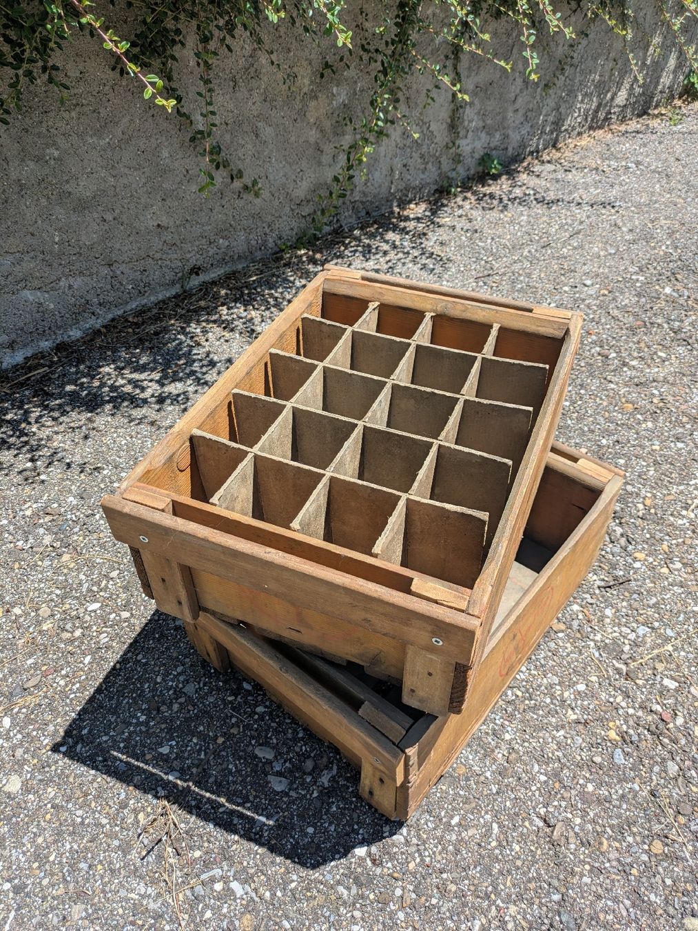 Casse di trasporto: 2 alte Sinalco Holz-Flaschenharassen – Usato da Zell ZH venduto da Bytjie 2