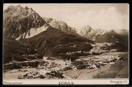 AK Schuls, Ortsansicht mit Kirche und Bergen