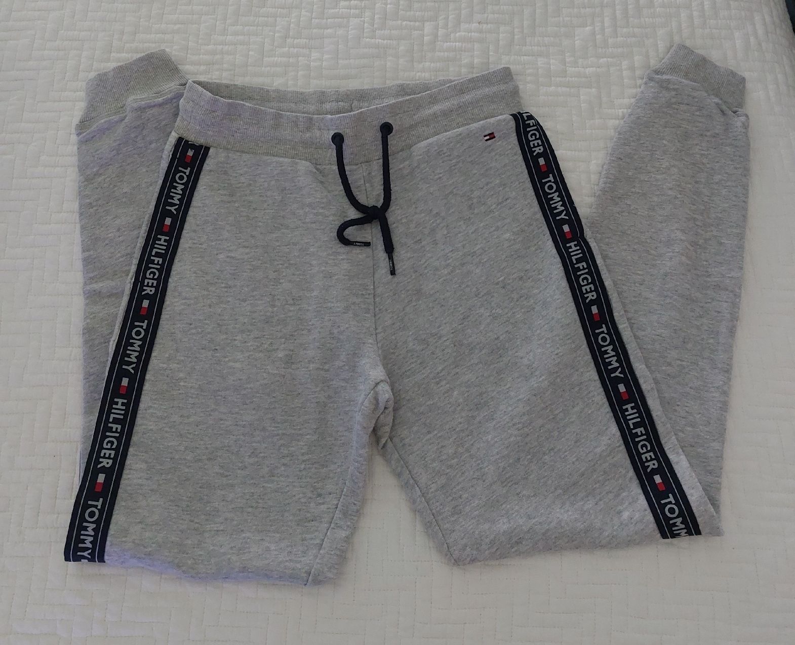 Tommy Hilfiger Lotti di vestiti: Tommy Hilfiger Sweatjacke mit Trainerhose – Usato da Zürich venduto da Martinlaehner 1