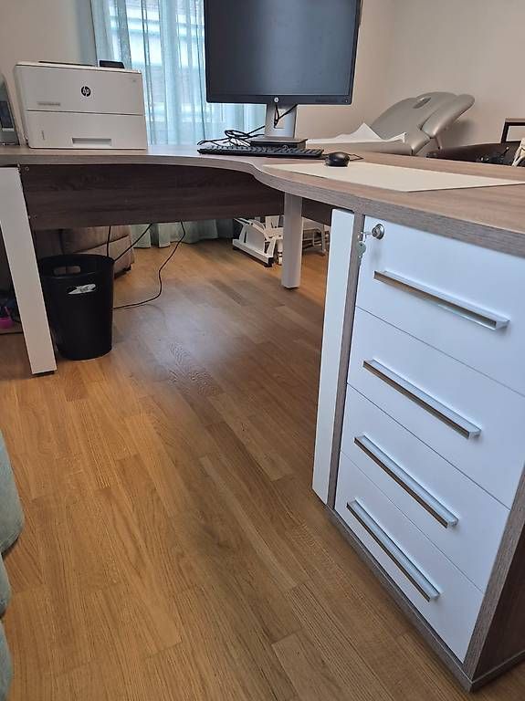 Schreibtische: Büro Schreibtisch – Gebraucht aus Niederuzwil von Liberatopixel 2