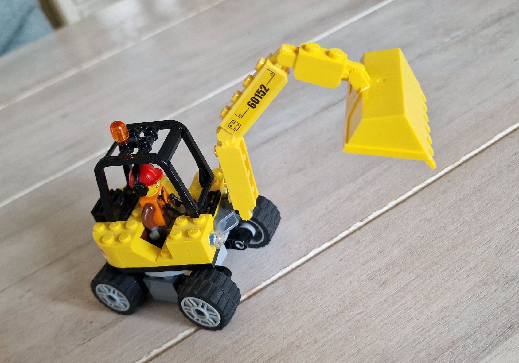 Lego Giocattoli: Lego City Set 60152 - LKW mit Bagger – Usato da Suhr venduto da Sbume 6