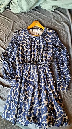 Blaues Seidenkleid im Leoprint
