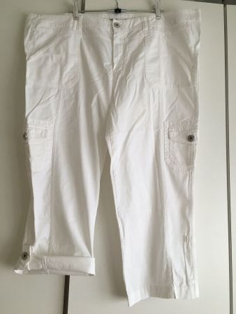 Bequeme sportliche weisse Sommerhose