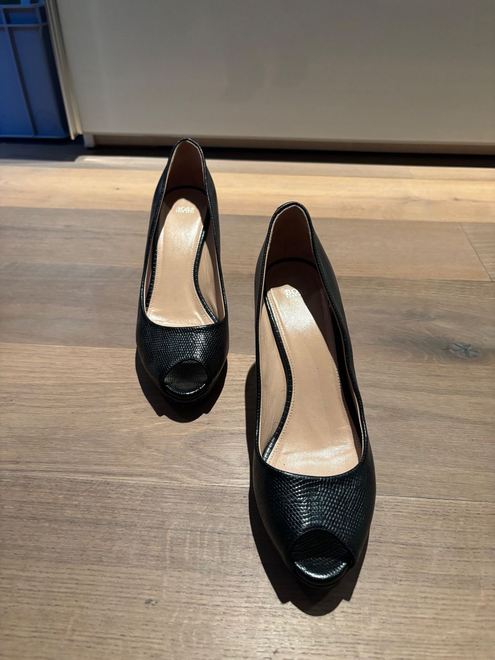 Hugo Boss Damenschuhe: BOSS Peep Toe Pumps schwarz 38 – Gebraucht aus Zollikon von d_grabher 1