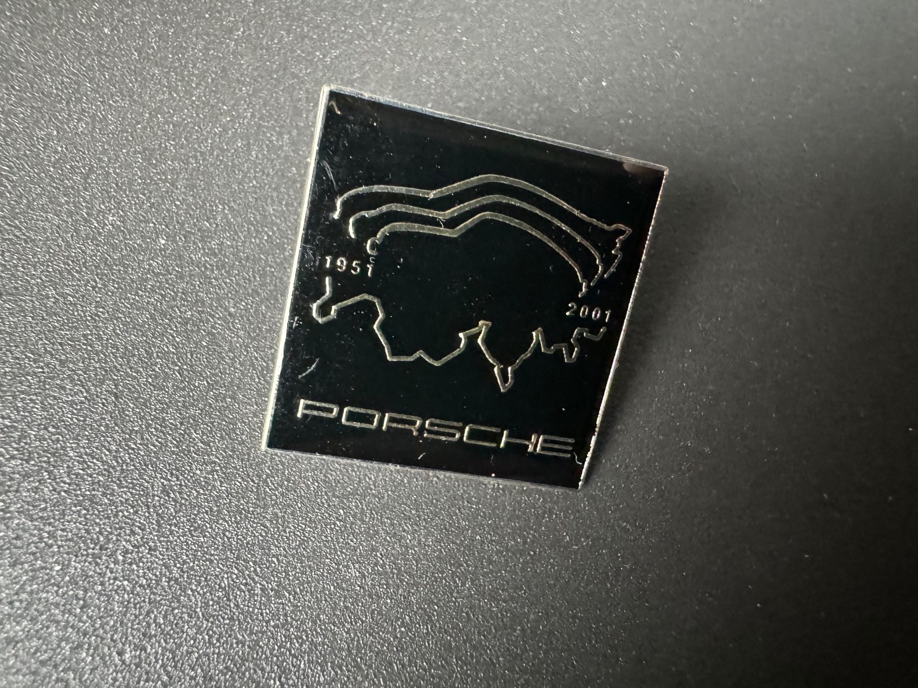 Plaketten & Abzeichen: Pin Porsche Auto – Gebraucht aus Galgenen von rub_f6kh
