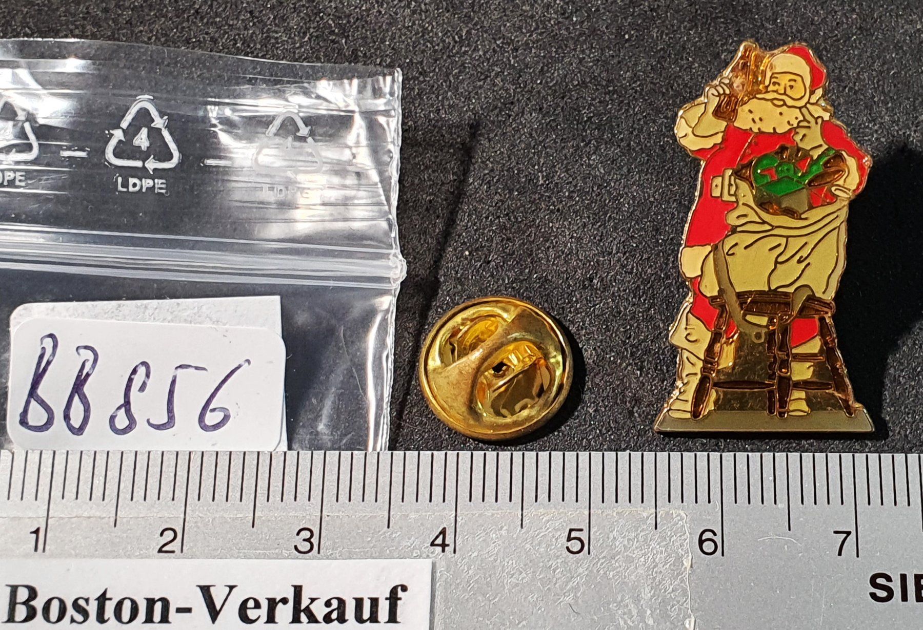 Plaketten & Abzeichen: BB856 - Pin Weihnachtsmann Santaclause mit Coca Cola Flasche – Gebraucht aus Reinach BL von Boston-Verkauf 1