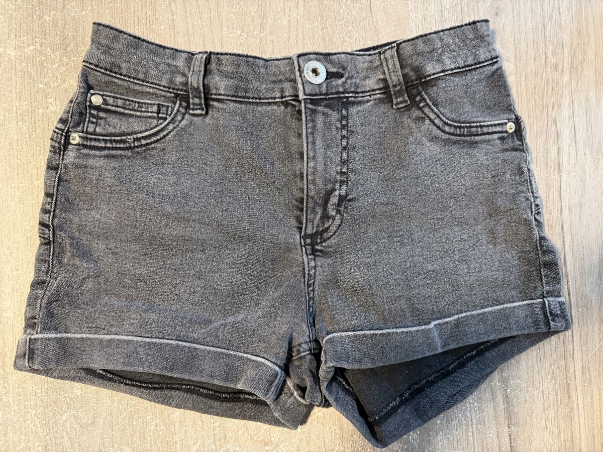 Hosen: Shorts Terranova dunkelgrau, Größe 36 – Gebraucht aus Galmiz von Sharonlecchi