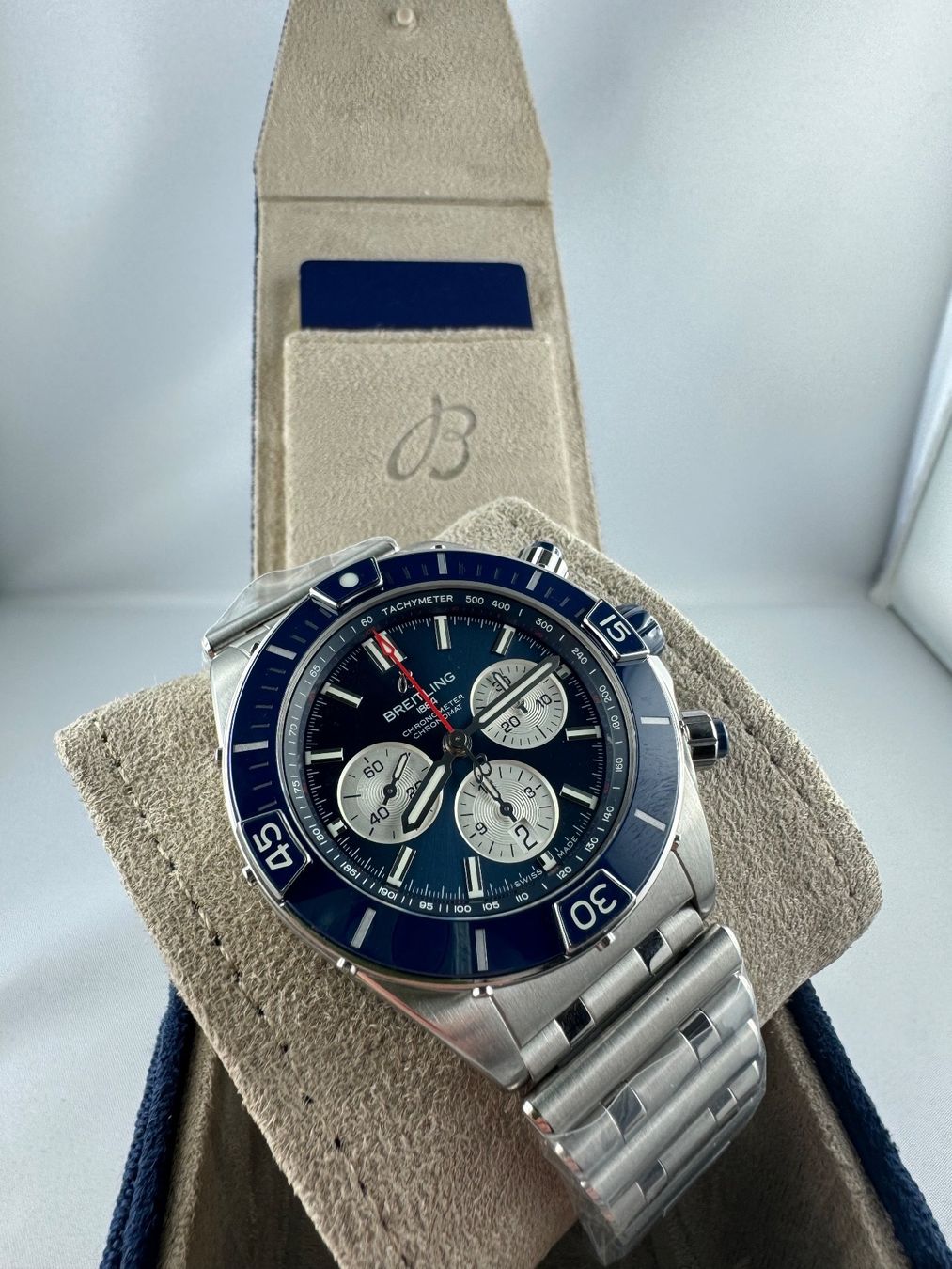 Breitling Orologi: Breitling Superchronomat B01 44mm Fullset – Nuovo e nell'imballaggio originale da Zürich venduto da Watchconnaisseur
