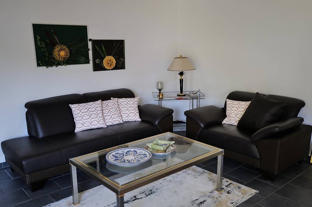 Sofas: Sofalandschaft aus schwarzem Leder – Gebraucht aus Basel von easydriver23