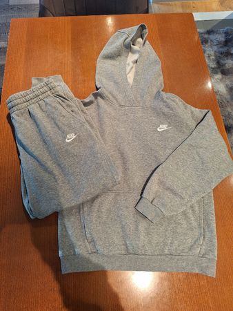 schöner hellgrauer Nike Trainer (Grösse 158-170cm)