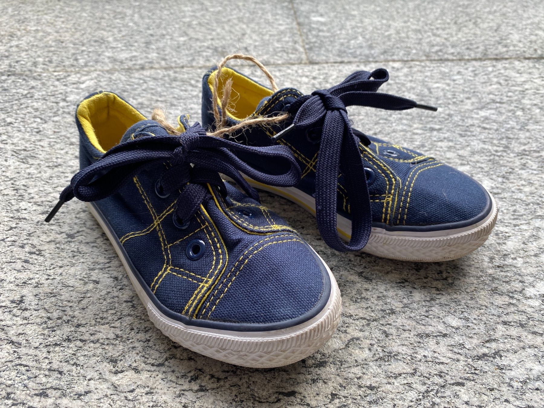 Scarpe per ragazzi: Schuhe Gr 27 – Usato da Hergiswil NW venduto da mar_js5v