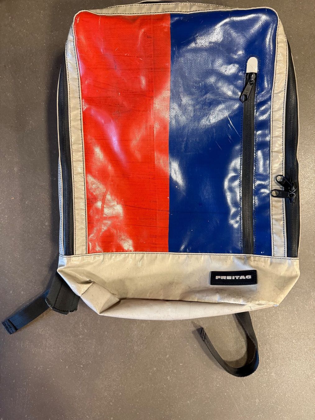 Freitag Zaini: FREITAG Rucksack - Ticino Style - blau, rot und hellgrau – Usato da Rheineck venduto da AdamGerald