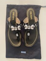 Stylische Prada Zehentrenner, Schwarz, Gr. 36.5
