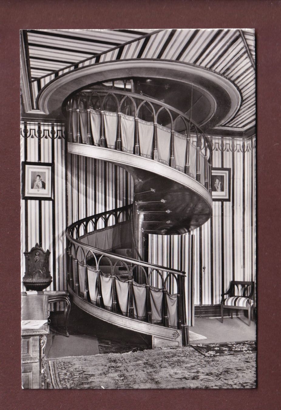 Cartoline postali: Schloss ARENENBERG - Wendeltreppe – Usato da Pully venduto da nicecards-shop