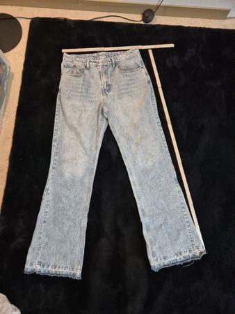 Jeans hellblau Grösse S mit ausgefranstem Saum Flared