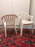 Drei weisse Gartenstühle aus Kunststoff gebraucht