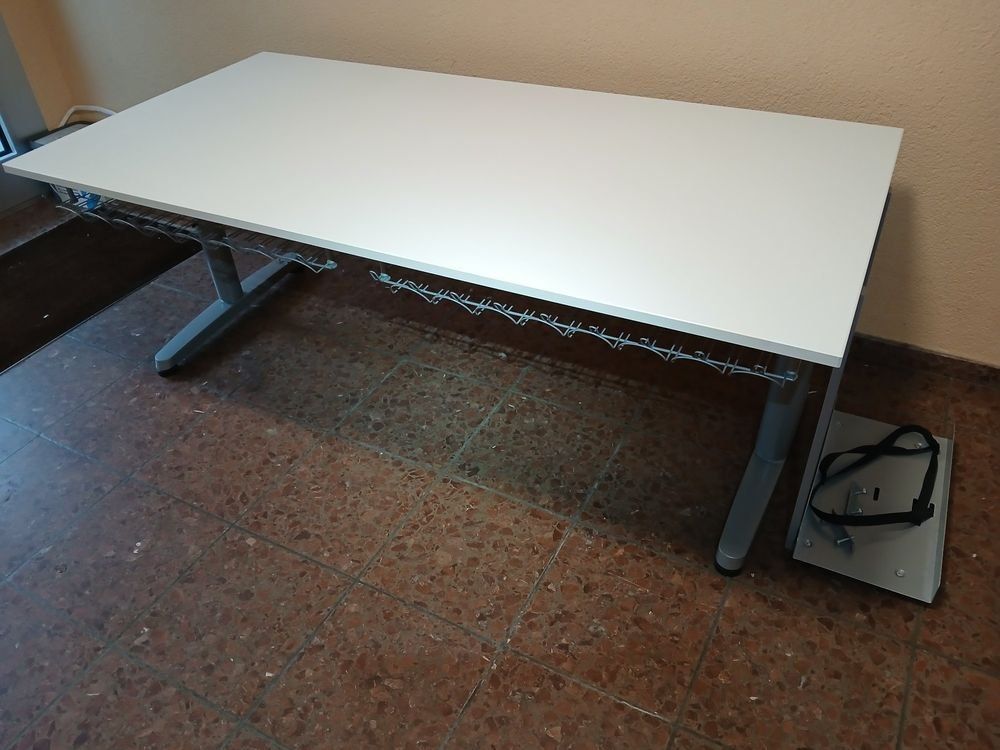 Ikea Scrivanie: IKEA Galant Tisch - Höhenverstellbar – Usato da Aesch LU venduto da Analog557