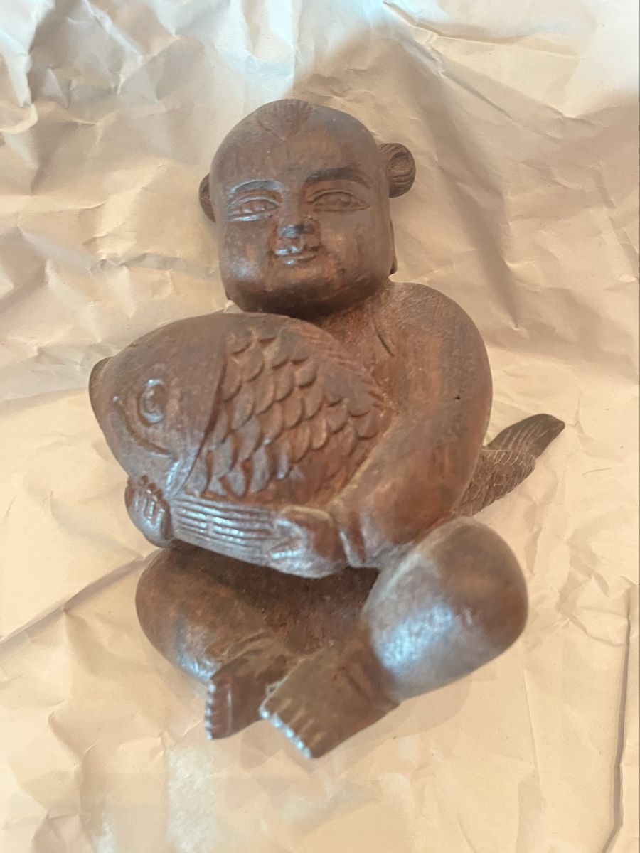 Statuette: Japan Kind mit Fisch Glücksbringer – Usato da Basel venduto da Nataly1966