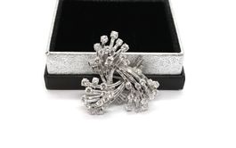 Art Déco Diamantbrosche in Platin (zus. ca. 8.7ct)