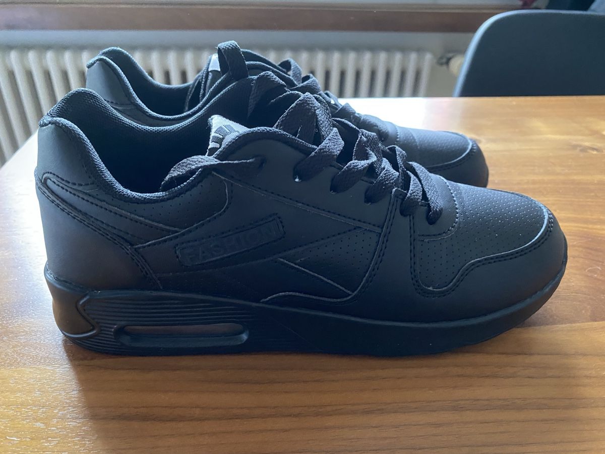 Scarpe da uomo: Ledersneaker schwarz Gr. 40 / NEU – Nuovo (secondo la descrizione) da Horw venduto da ast_b5c6 2