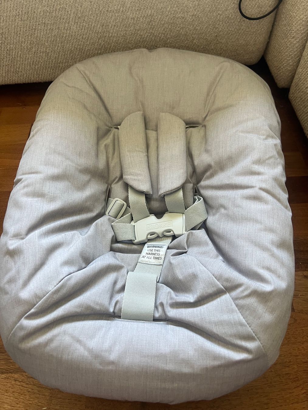 Stokke Chaises hautes: Newborn Set mit Spielzeughalter Light Grey – D'occasion à Jona par Sariksa