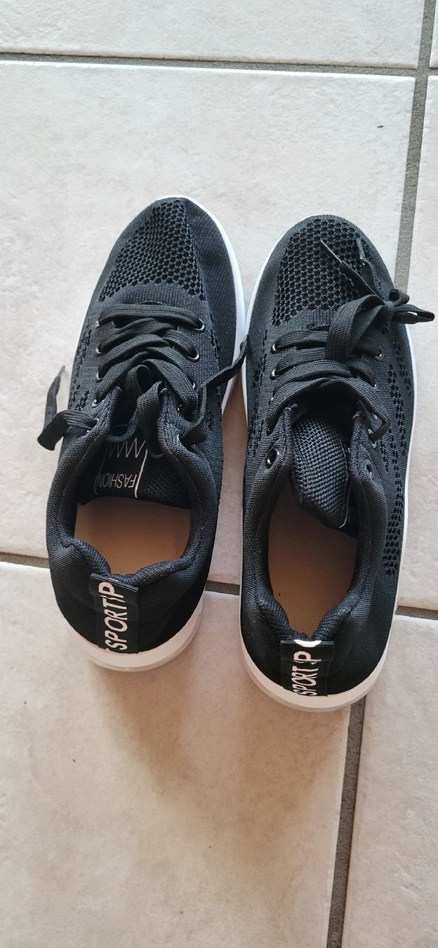 Damenschuhe: Schwarze Turnschuhe – Neu (gemäss Beschreibung) aus Studen BE von mar_6qqp