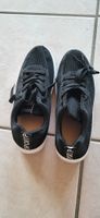 Schwarze Turnschuhe