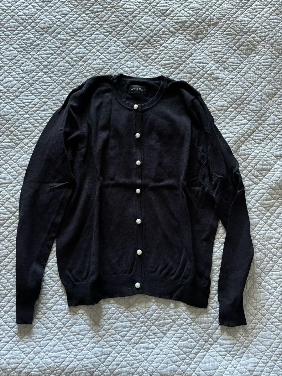 Maglioni & Felpe: Cardigan noir avec boutons à perle – Usato da Lausanne venduto da shabnam.t 1