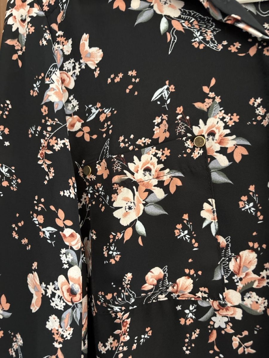 Camicette: Blumenhemd, schwarz mit zarten Blüten, Grösse M – Usato da Rünenberg venduto da ZwergLi100 1